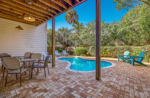 Anna Maria Cottage | Beautiful Guest House Near the Beach with Private Pool!