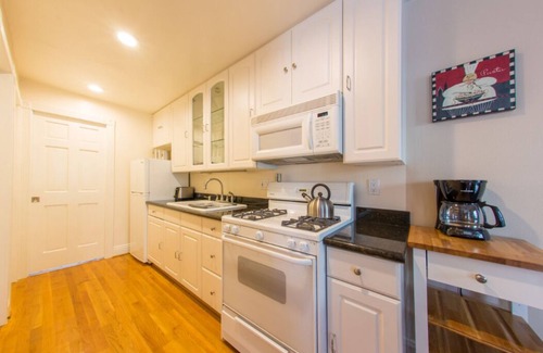 Sherman Heights House | Beautiful Guest House. Minutes. to DT, Conv Center, Zoo, Coronado, Airport.