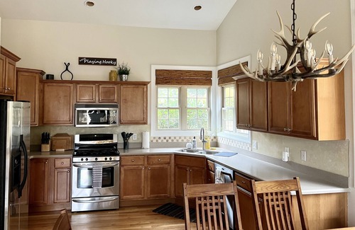Hendersonville House | Beautiful Hendersonville an Adorable bright 3bdrm home 1.3 miles from downtown
