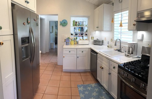 Governor's Harbour House | Beautiful Hibiscus House