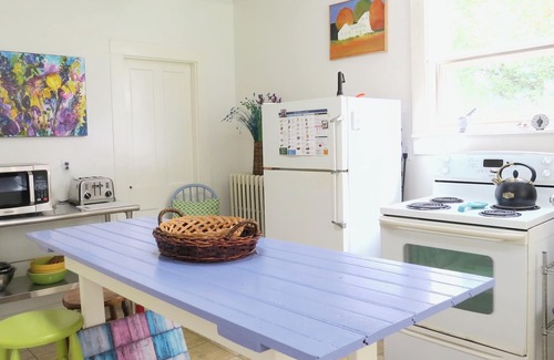 Granville Ferry Cottage | Beautiful hilltop cottage, stunning views, 5 mins. to town