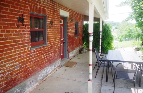 Hermann House | Beautiful historic 3 bed 3 bath Guest House w old stone wine cellar!
