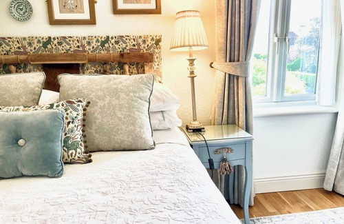 Baldoyle Bed & Breakfast | Beautiful Historic Cottage by the Irish Sea, 15 min from Dublin Centre/Airport