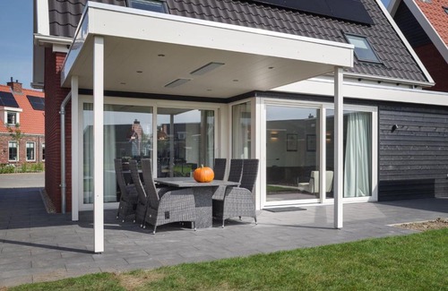 Colijnsplaat House | Beautiful holiday home in Colijnsplaat with garden