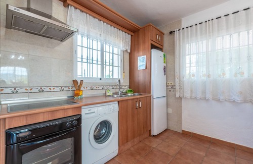 Coin House | Beautiful Holiday Home “Chalet andaluz Los Alberos” with Mountain View
