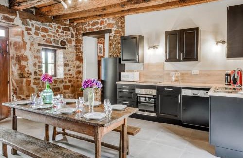 Teillots House | Beautiful holiday home with pool in Teillots