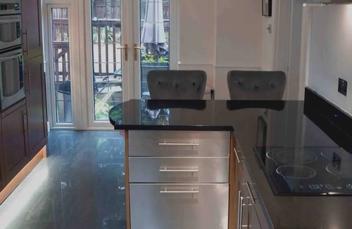 Runnymede House | Beautiful home - 5 mins Virgina Water & 20 mins Chiswick