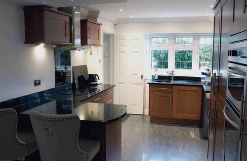 Runnymede House | Beautiful home - 5 mins Virgina Water & 20 mins Chiswick