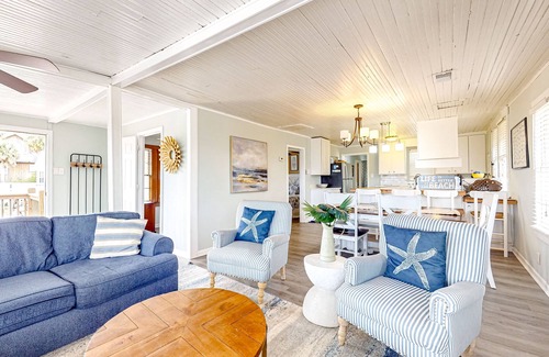 Edisto Island House | Beautiful home across from the sea with balcony & open layout - dog-friendly