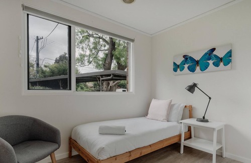 Lyneham House | Beautiful Home Close to Transport and Attractions