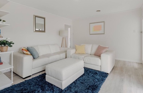 Lyneham House | Beautiful Home Close to Transport and Attractions