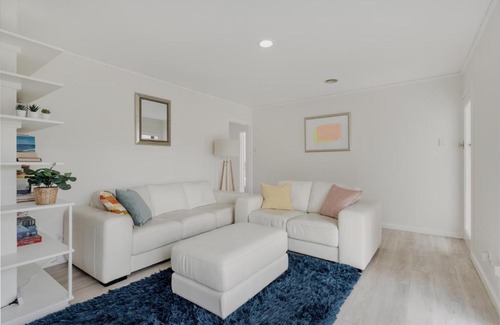Lyneham House | Beautiful Home Close to Transport and Attractions