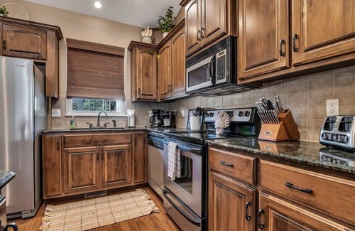 Hollister House | BEAUTIFUL Home Close to Branson Activities!