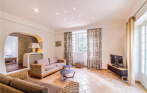La Croix des Gardes House | Beautiful Home In Cannes With Kitchen