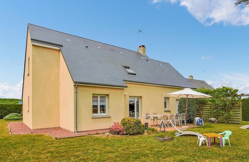Creances House | Beautiful home in Créances with WiFi
