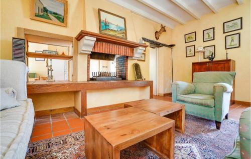 Nieul-le-Dolent House | Beautiful Home In Nieul Le Dolent With Wifi