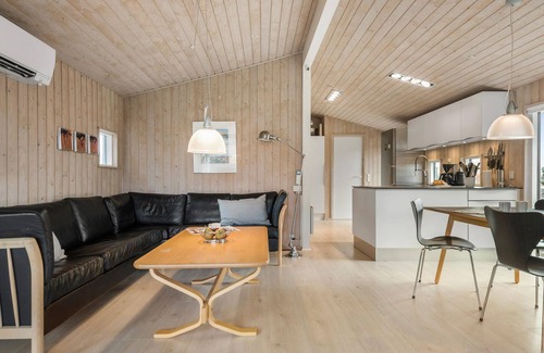 Saksild Strand House | Beautiful home in Odder with WiFi