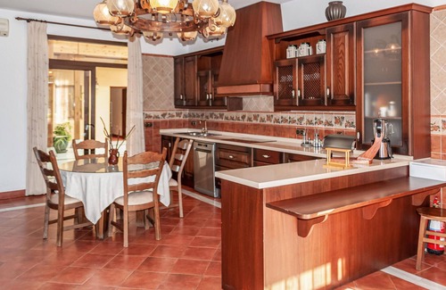 Otura House | Beautiful home in Otura with kitchen