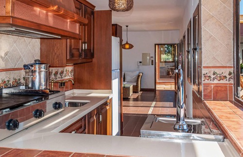 Otura House | Beautiful home in Otura with kitchen