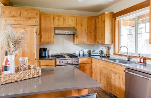 Cle Elum Cabin | Beautiful home in the heart of Suncadia overlooking golf, near tubing, winery and more!