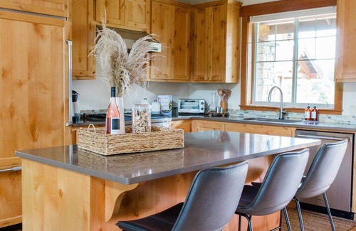 Cle Elum Cabin | Beautiful home in the heart of Suncadia overlooking golf, near tubing, winery and more!