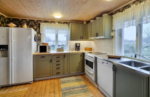 Larv House | Beautiful home in Vedum with kitchen