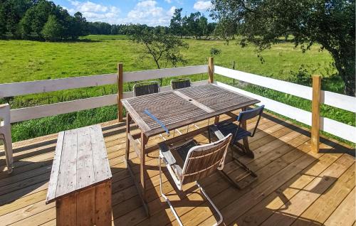 Larv House | Beautiful Home In Vedum With Kitchen