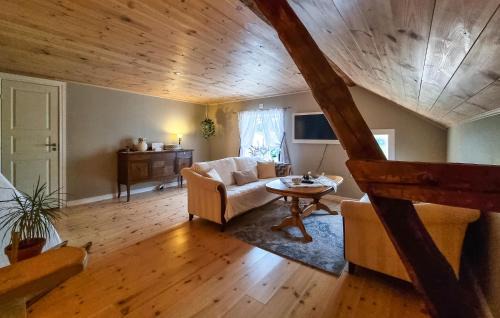 Larv House | Beautiful Home In Vedum With Kitchen