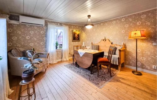 Larv House | Beautiful Home In Vedum With Kitchen