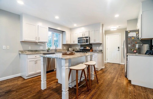 Holbrook House | Beautiful home next train station, grill, spacious
