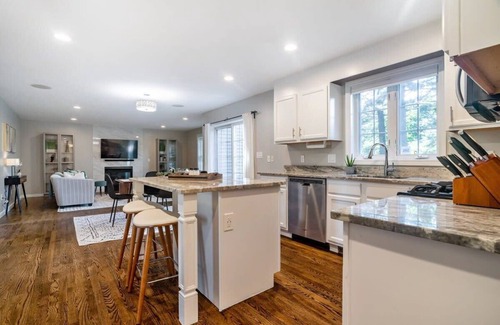 Holbrook House | Beautiful home next train station, grill, spacious