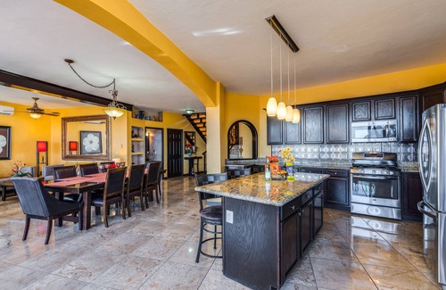 Caracol Turistico House | Beautiful home on Hillside with million dollar view overlooking Ocean and Bay