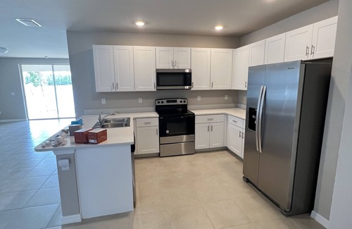 Jacarandas House | Beautiful home 2 + den with great amenities.