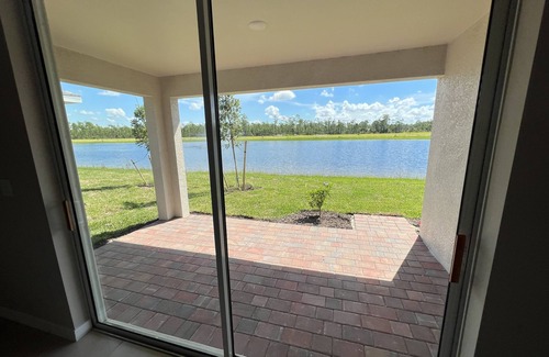 Jacarandas House | Beautiful home 2 + den with great amenities.