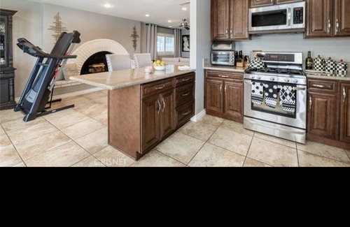 Valencia House | Beautiful home with views /10 minutes from Six Flags Magic Mountain