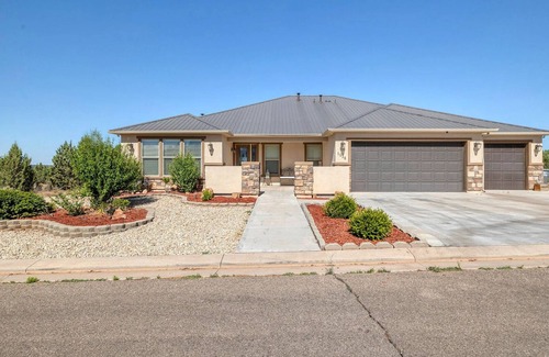 Apple Valley House | Beautiful home with spectacular views of the red cliffs. Minutes to Zion park