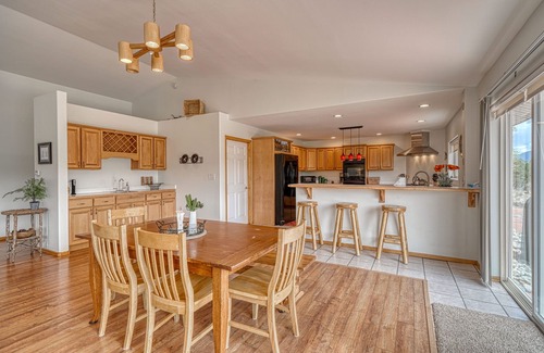 Nathrop House | Beautiful Home with Breathtaking Views!
