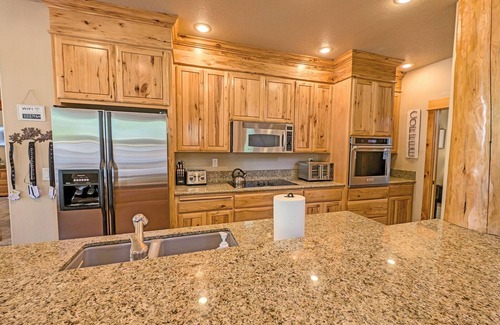 Sunriver House | Beautiful home with Jacuzzi tub, Hot Tub, & A/C - Poplar 16