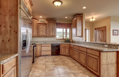 Zion National Park East Entrance Cabin | Beautiful home with lots of room. Large deck and amazing hot tub.