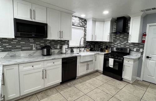 Paradise House | Beautiful home with free parking