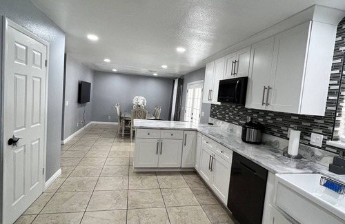 Paradise House | Beautiful home with free parking