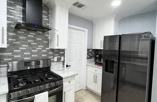 Paradise House | Beautiful home with free parking
