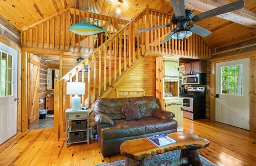 Birdseye Cabin | Beautiful Hot Tub Cabin Near Patoka Lake!