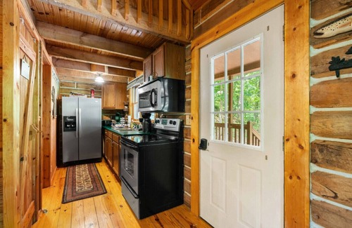 Birdseye Cabin | Beautiful Hot Tub Cabin Near Patoka Lake!