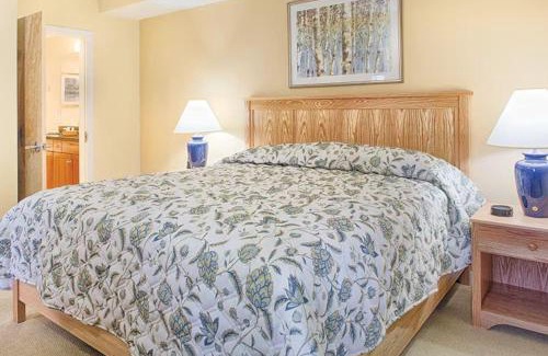 Jeffersonville House | Beautiful hotel in Vermont Smugglers Notch 1BD near Disc Golf Center