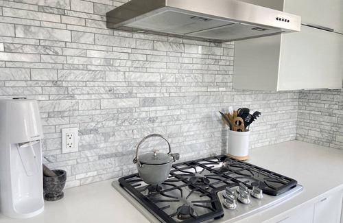 Southwest Calgary House | Beautiful house close to DT, Chefs kitchen, & private yard