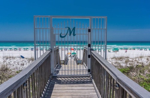 Miramar Beach House | ⭐️Beautiful House In Maravilla! 5-Min Walk to Beach! Beachfront Pool, Hot Tub!⭐️