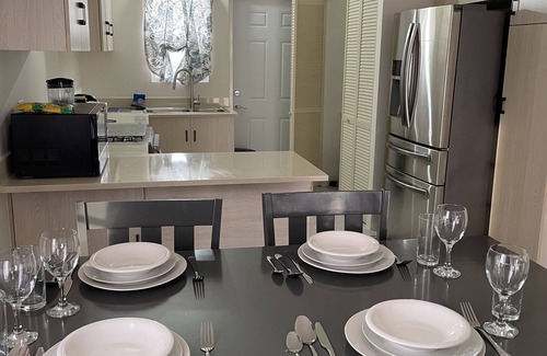 Discovery Bay House | Beautiful House Less Than 5 Mins Away From Beach and Pool