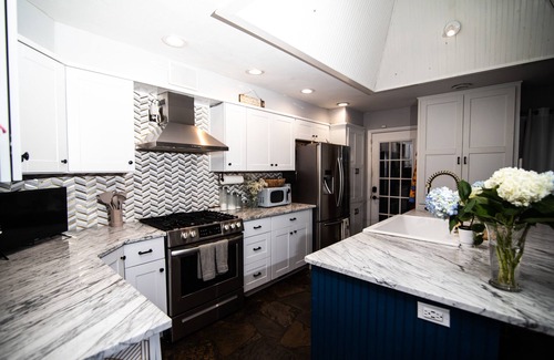 Oklahoma City House | Beautiful House on the Lake with pool and hot tub