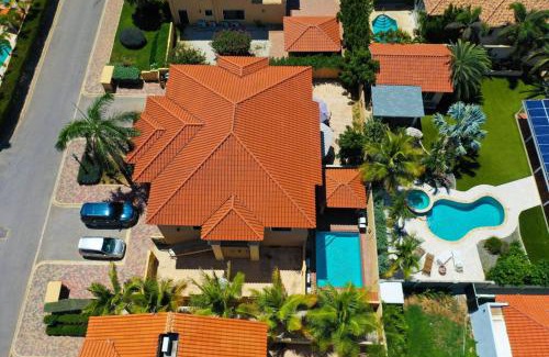 Gold Coast House | BEAUTIFUL HOUSE WITH PRIVATE POOL IN GOLD COAST